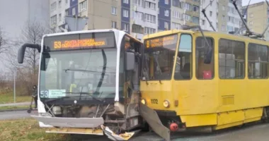 У Львові зіткнулися трамвай та маршрутка