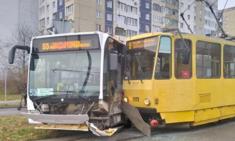 У Львові зіткнулися трамвай та маршрутка
