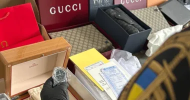 У «Шегинях» львівські митники зупинили мікроавтобус із брендовими сумками LOUIS VUITTON та GUCCI