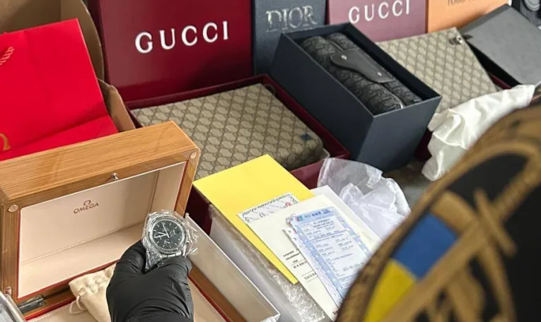 У «Шегинях» львівські митники зупинили мікроавтобус із брендовими сумками LOUIS VUITTON та GUCCI