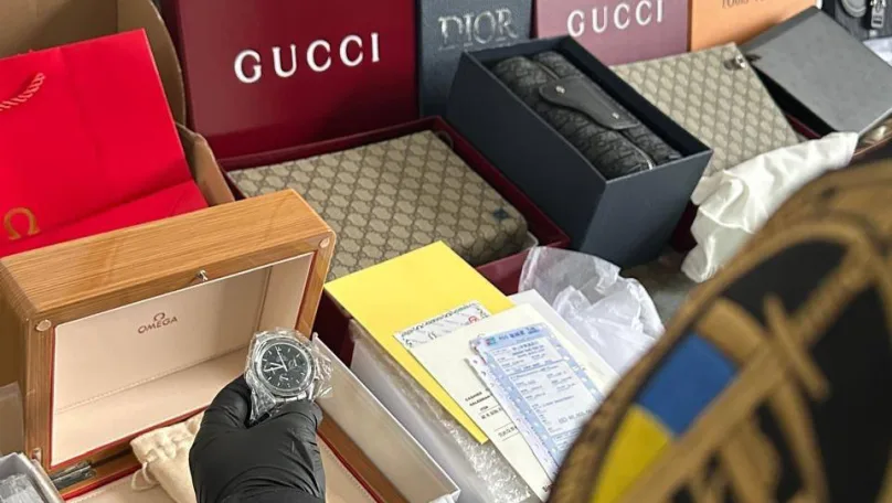 У «Шегинях» львівські митники зупинили мікроавтобус із брендовими сумками LOUIS VUITTON та GUCCI
