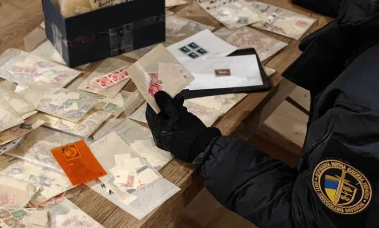 Нацистська символіка на марках та ікони: львівські митники виявили заборонені марки на 1,5 млн грн і культурні цінності