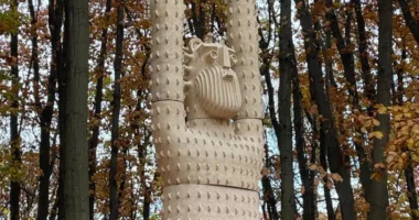 При вході до Шевченківського гаю встановили скульптуру “Дідо Небокрай”