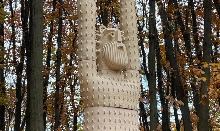 При вході до Шевченківського гаю встановили скульптуру “Дідо Небокрай”