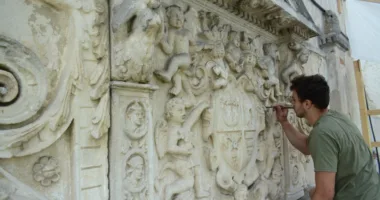 В Олеському замку відреставрували історичний гербовий картуш