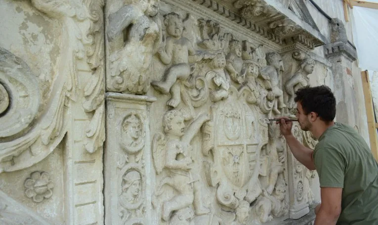 В Олеському замку відреставрували історичний гербовий картуш