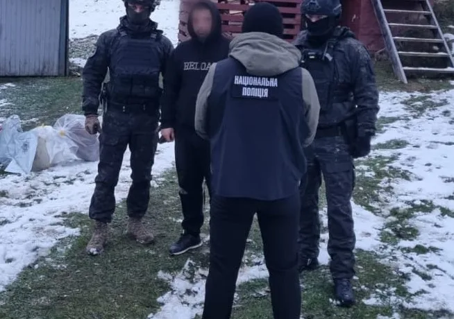 На Львівщині поліцейські викрили зловмисника, який зробив «врізку» в магістральний нафтопродуктопровід