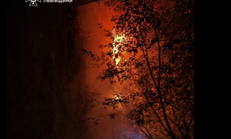 На Львівщині під час пожежі загинула людина, ще двох вдалося врятувати