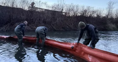 Невідома речовина в річці на Львівщині: на місці працюють рятувальники