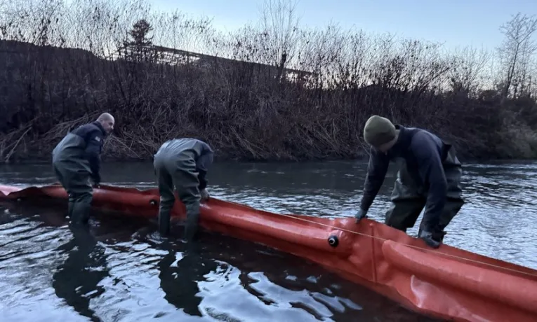 Невідома речовина в річці на Львівщині: на місці працюють рятувальники