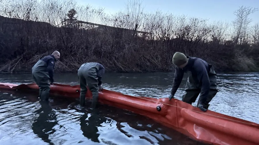 Невідома речовина в річці на Львівщині: на місці працюють рятувальники