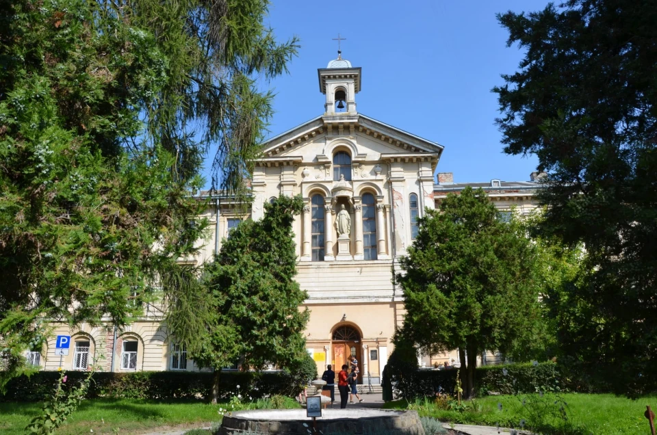 У Львові вдруге за рік реставрують головний корпус психлікарні — підрядником знову стала компанія “Вельт Капітал”