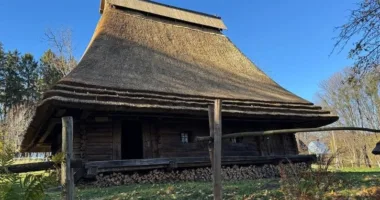 У Шевченківському гаю у Львові відреставрували дах бойківської хати 1846 року