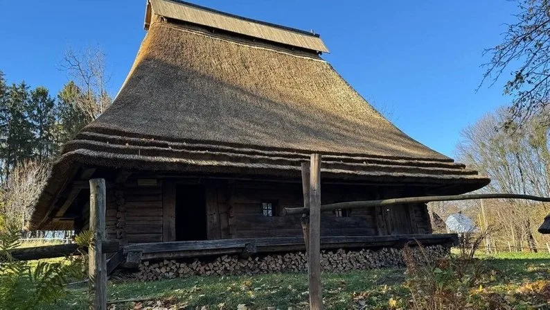 У Шевченківському гаю у Львові відреставрували дах бойківської хати 1846 року