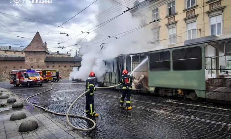 У Львові на площі Митній загорівся трамвай: обійшлося без постраждалих