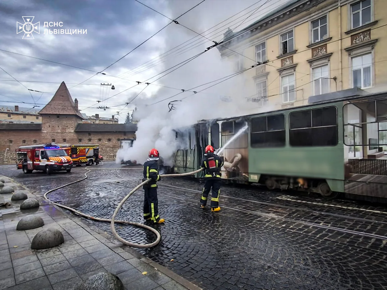 У Львові на площі Митній загорівся трамвай: обійшлося без постраждалих
