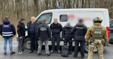 Двох львів’ян затримали на Закарпатті: в інкасаторському авто вони переправляли чоловіків за кордон