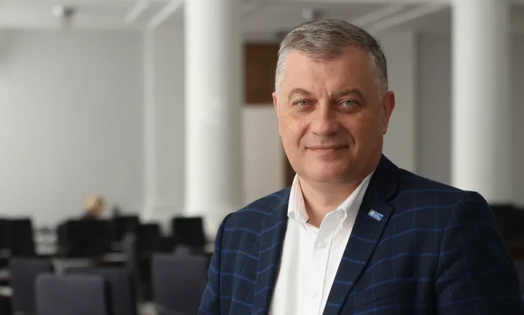 Від генераторів до оборонних технологій: інтерв’ю з Олексою Возняком про те, як міська ваучерна програма підтримує львівських підприємців під час війни