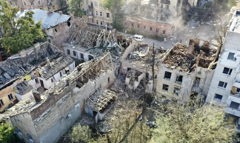 У Львові на місці зруйнованих російським обстрілом будинків створять громадський простір