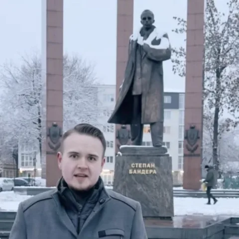 Польський політик із проросійської партії зробив провокаційну заяву біля пам’ятника Бандері у Львові