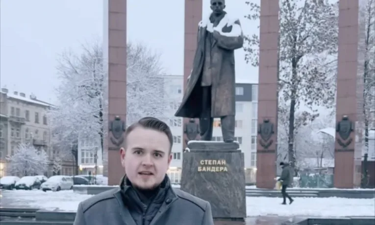 Польський політик із проросійської партії зробив провокаційну заяву біля пам’ятника Бандері у Львові