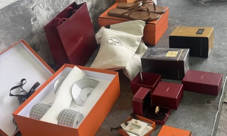 Cartier, Hermès і Louis Vuitton: львівські митники зупинили спробу незаконного переміщення брендових товарів