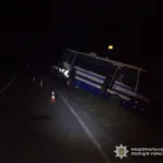 Унаслідок зіткнення з рейсовим автобусом на Львівщині загинув водій мінівена, одна пасажирка в лікарні