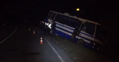 Унаслідок зіткнення з рейсовим автобусом на Львівщині загинув водій мінівена, одна пасажирка в лікарні