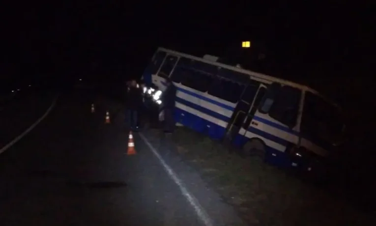 Унаслідок зіткнення з рейсовим автобусом на Львівщині загинув водій мінівена, одна пасажирка в лікарні