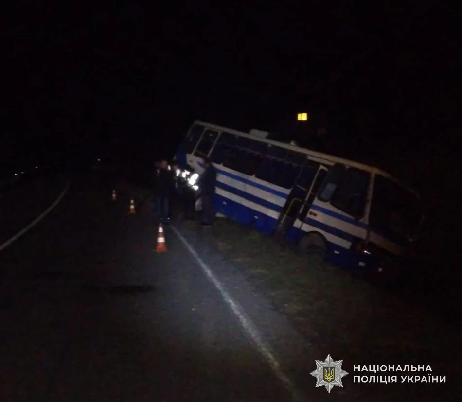 Унаслідок зіткнення з рейсовим автобусом на Львівщині загинув водій мінівена, одна пасажирка в лікарні