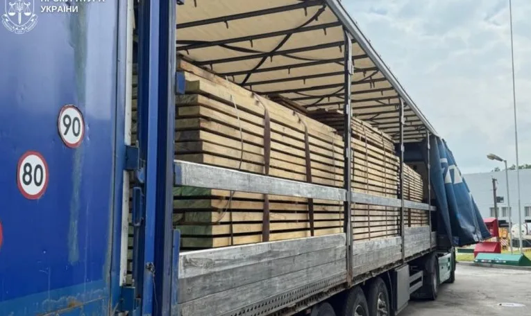 Підприємця із Зимноводівської громади підозрюють у спробі контрабанди дубових лісоматеріалів до Польщі