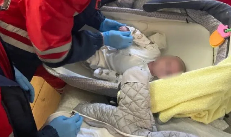 На Львівщині мама на добу залишила в квартирі восьмирічну доньку і немовля