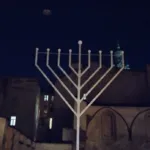 У Львові біля руїн легендарної синагоги “Золота Роза” встановили ханукію