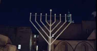 У Львові біля руїн легендарної синагоги “Золота Роза” встановили ханукію