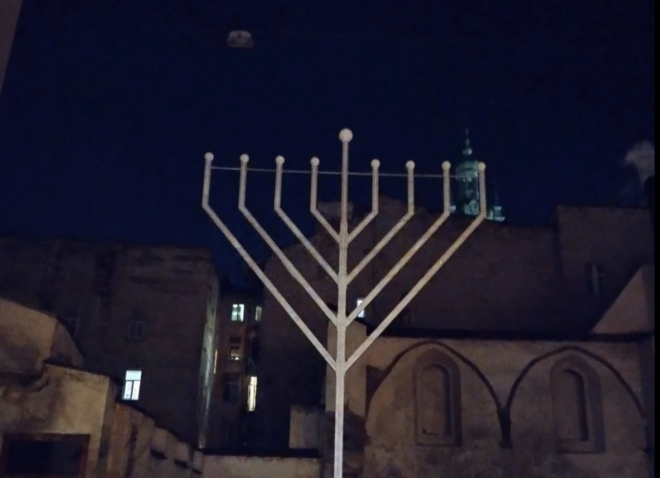 У Львові біля руїн легендарної синагоги “Золота Роза” встановили ханукію