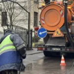 Студенти-скульптори Львівської академії мистецтв заблокували каналізацію глиною