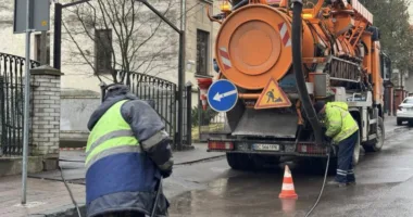 Студенти-скульптори Львівської академії мистецтв заблокували каналізацію глиною