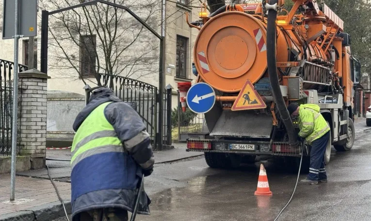 Студенти-скульптори Львівської академії мистецтв заблокували каналізацію глиною