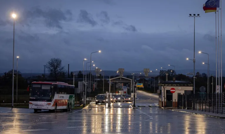 Перед Різдвом на кордоні Львівщини різко зросла кількість подорожувальників: у пунктах пропуску фіксують черги