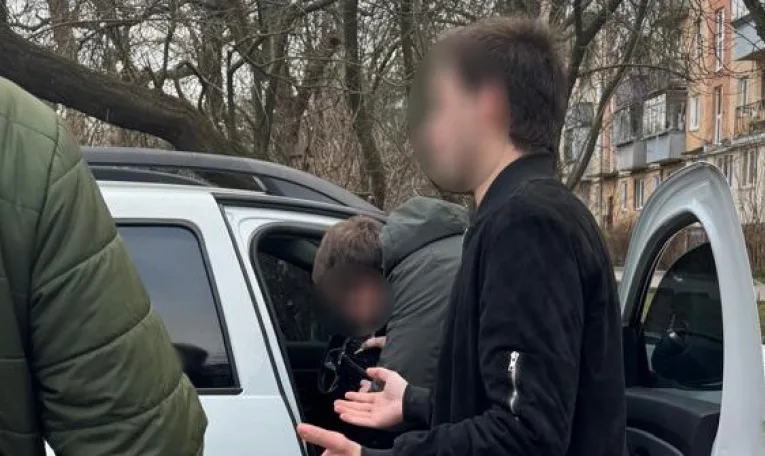 У Львові водій Mazda наїхав на працівника Муніципальної варти в парку «Знесіння»