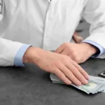 Підробляли довідки для оформлення опікунства: на Львівщині судитимуть лікарів-хабарників