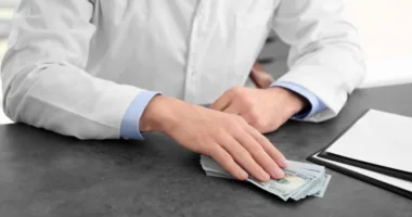 На Львівщині оштрафували лікаря ВЛК за отримання хабаря $300