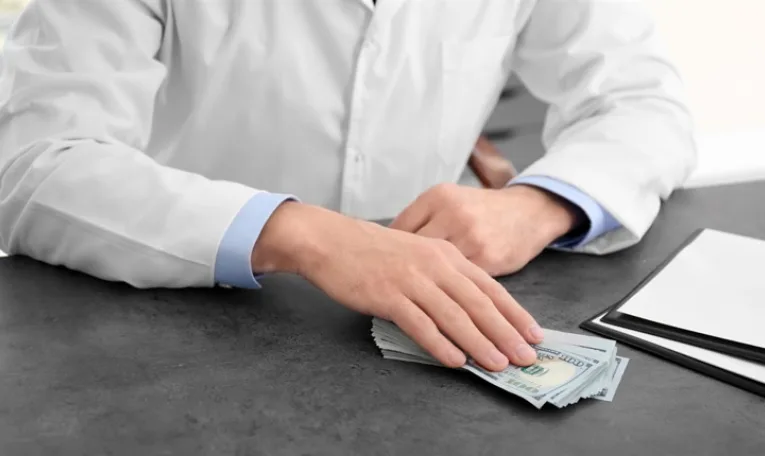 На Львівщині оштрафували лікаря ВЛК за отримання хабаря $300