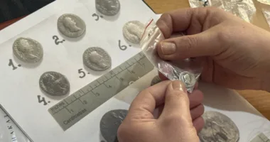 Львівські митники передали Любомльському музею срібні монети Римської імперії та XVI століття