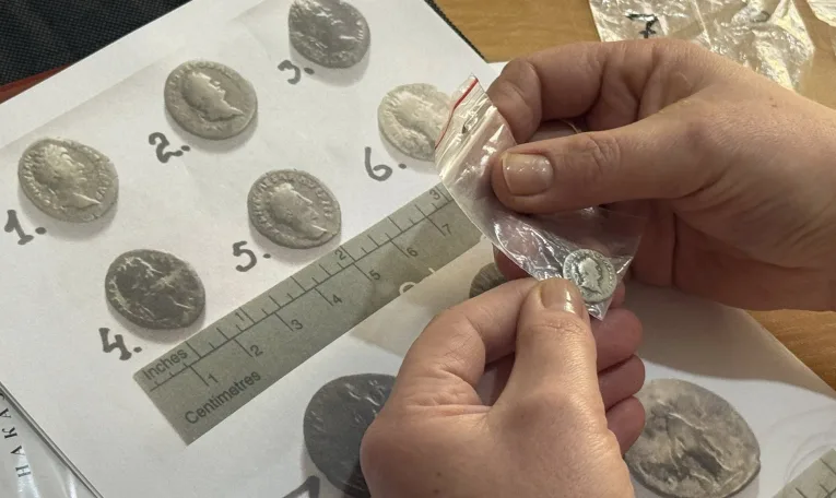 Львівські митники передали Любомльському музею срібні монети Римської імперії та XVI століття
