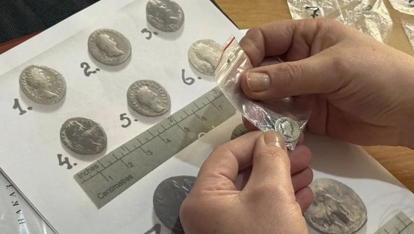 Львівські митники передали Любомльському музею срібні монети Римської імперії та XVI століття