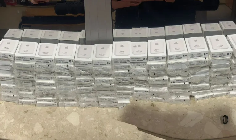 Львівські митники виявили контрабанду акумуляторів MagSafe на 600 тис. грн