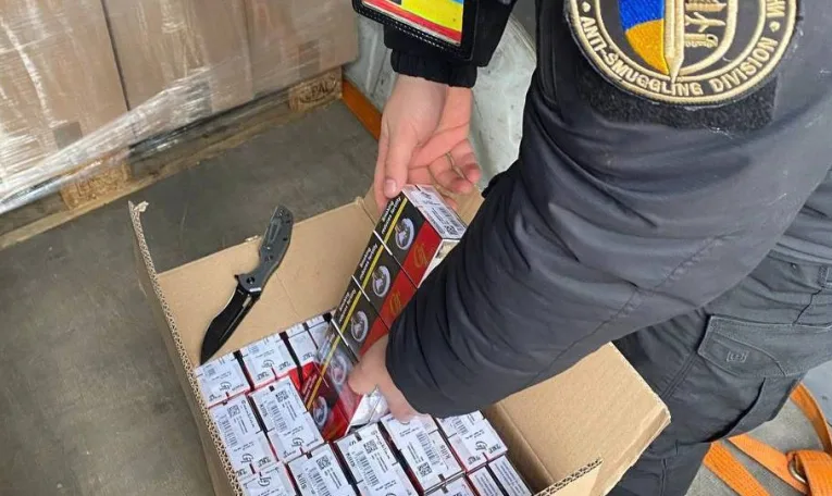 Представник львівського благодійного фонду намагався ввезти сигарети на 3,5 млн грн як «гуманітарку» для військових