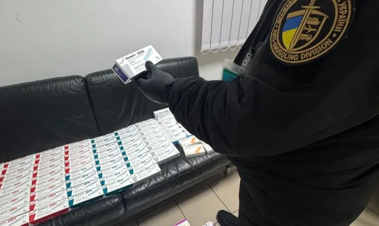 На кордоні з Польщею затримали контрабанду препаратів для схуднення та антидепресантів