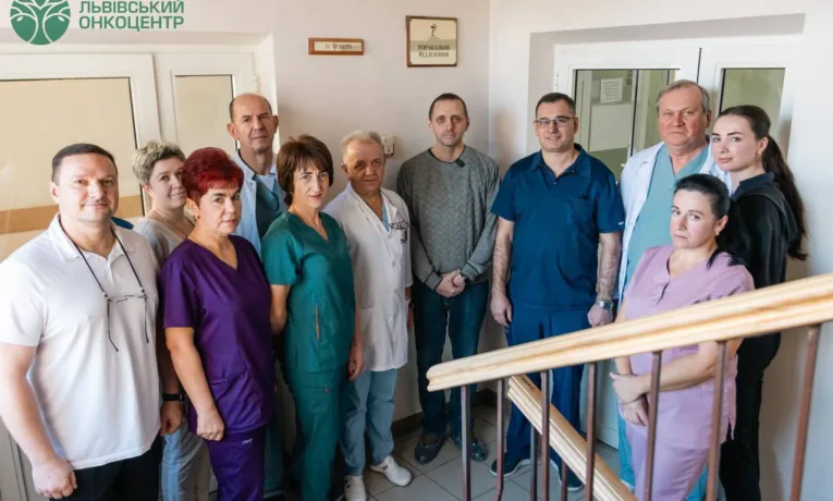 Лікарі Львівського онкоцентру видалили пацієнту пухлину вагою 10 кг